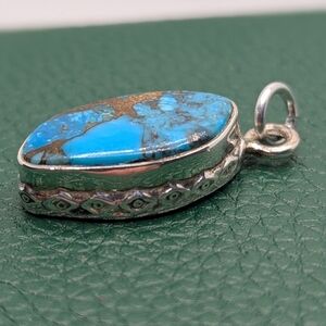 ✨ 925 Sterling Southwestern-Style Vibrant Turquoise Pendant ✨